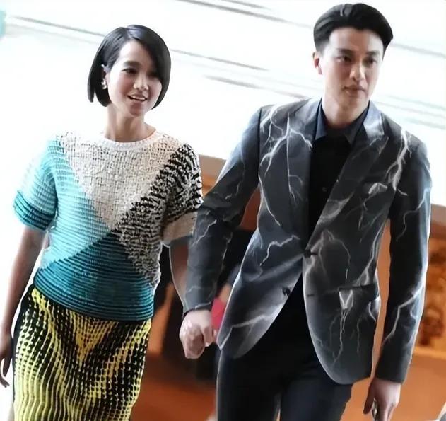 一次，朱丹生气地问周一围：“我和张颂文，你到底更爱谁？”没想到，周一围一个动作直