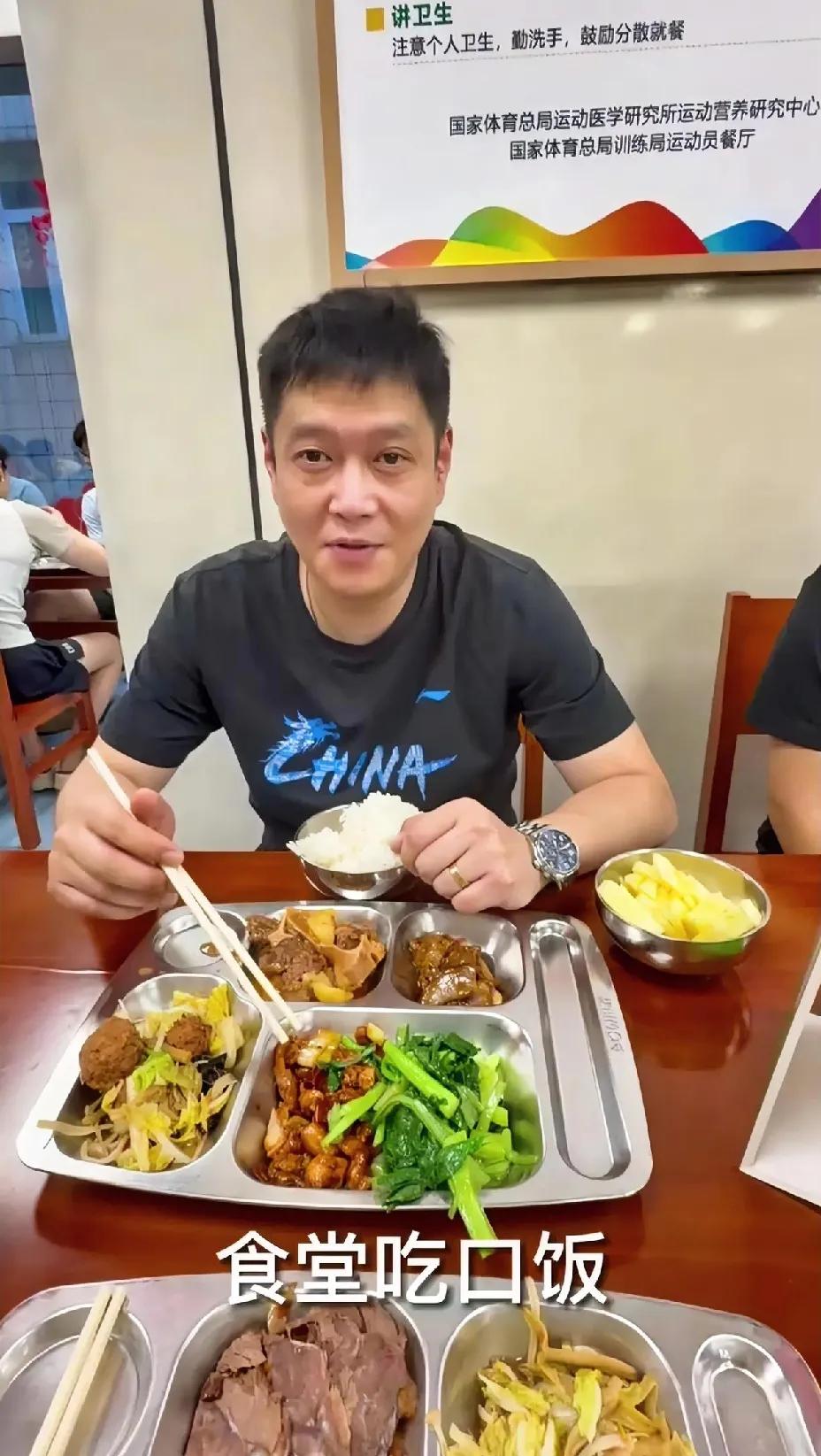 国乒食堂饭菜还真不错呢

邱贻可教练发布的视频里，
有一个小细节，
就是国乒食堂