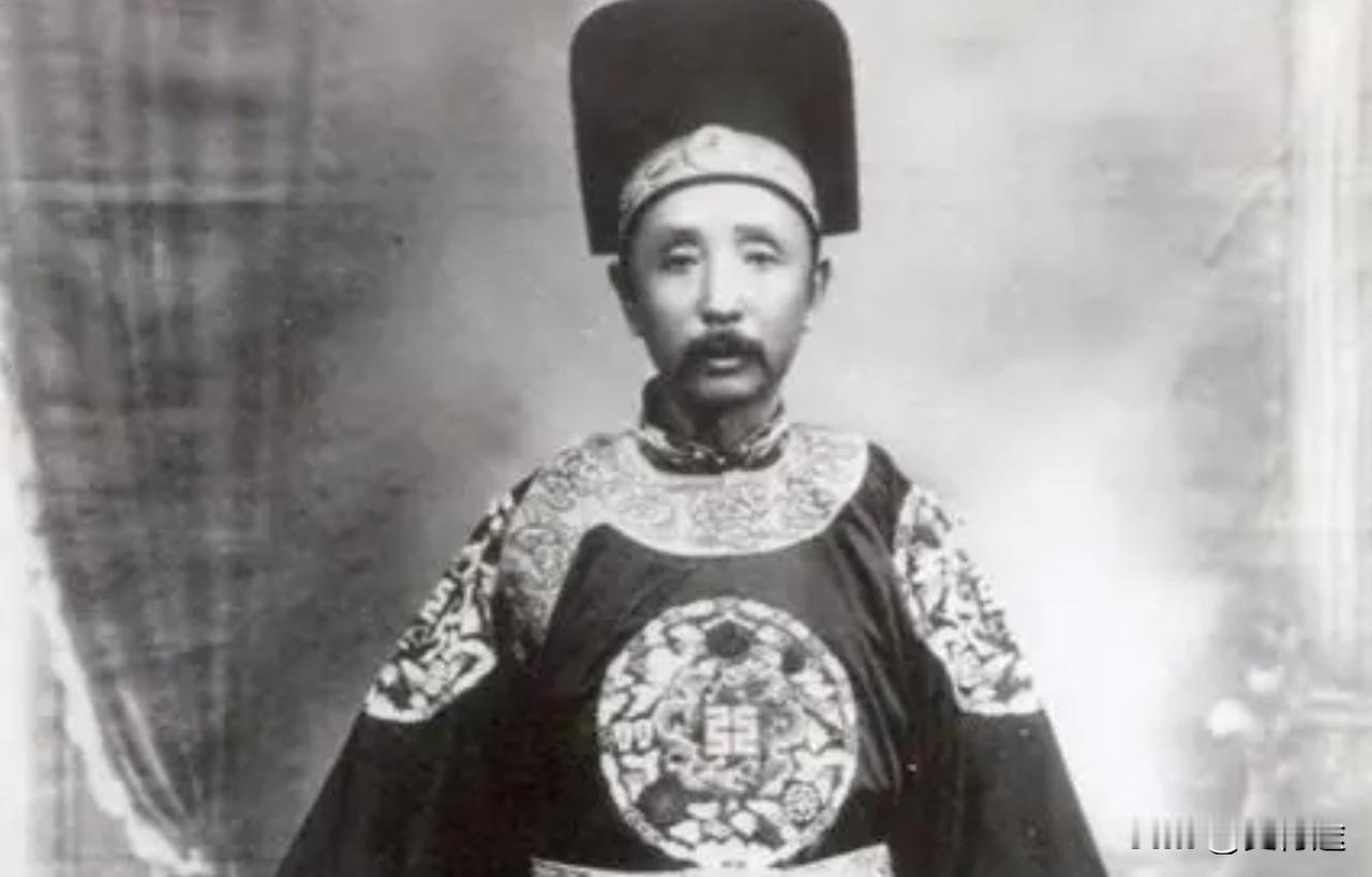 这便是袁世凯的真实模样，这可不是演戏，也不是影视剧里的演员


一九一四年冬天，