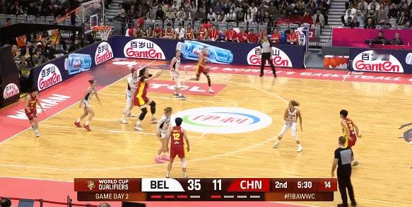 中国女篮vs比利时女篮 没想到中国女篮落后20分之后的战术是把球给张子宇…… 