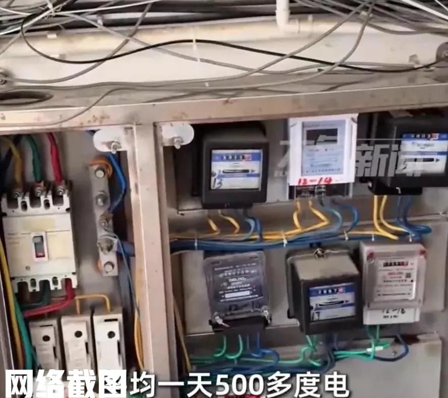 广西南宁有女子开了五十平的粉面店。

只是女子前往缴纳电费时，才发觉自己的小店一