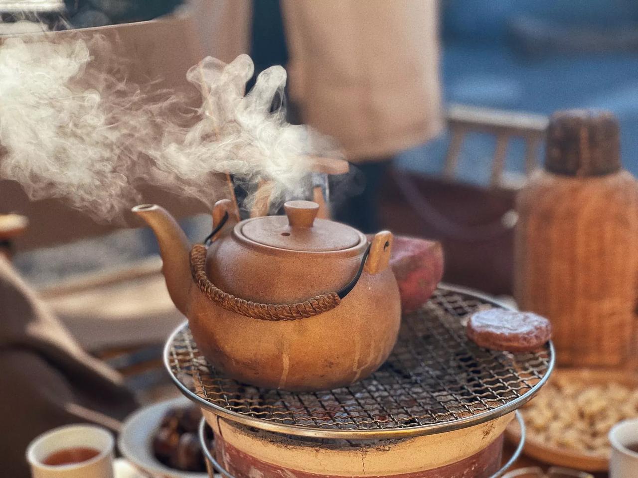 人生如茶，
须得慢慢品味，
方能知其甘苦；
岁月似歌，
需要静静聆听，
才能悟其