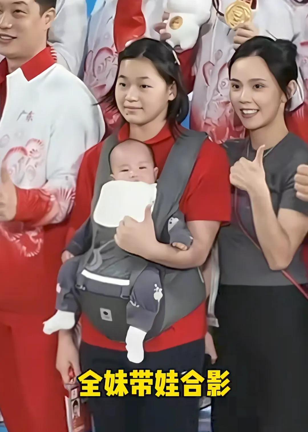 这下好了，
不仅跳水队知道了，
全国人民都知道了，
全红婵帮师哥谢思埸带娃。
