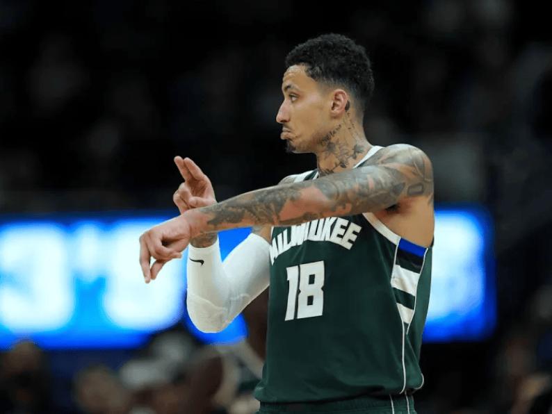 库兹马终于雄起了……
在今天雄鹿主场对阵凯尔特人的NBA常规赛里，库兹马可太猛了