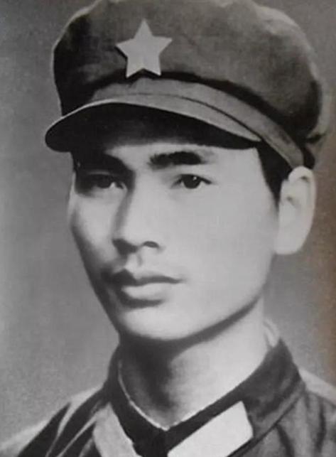 1975年，一名21岁战士刚入伍，本想当驾驶兵，却养了三年的猪，后来在战场上立下