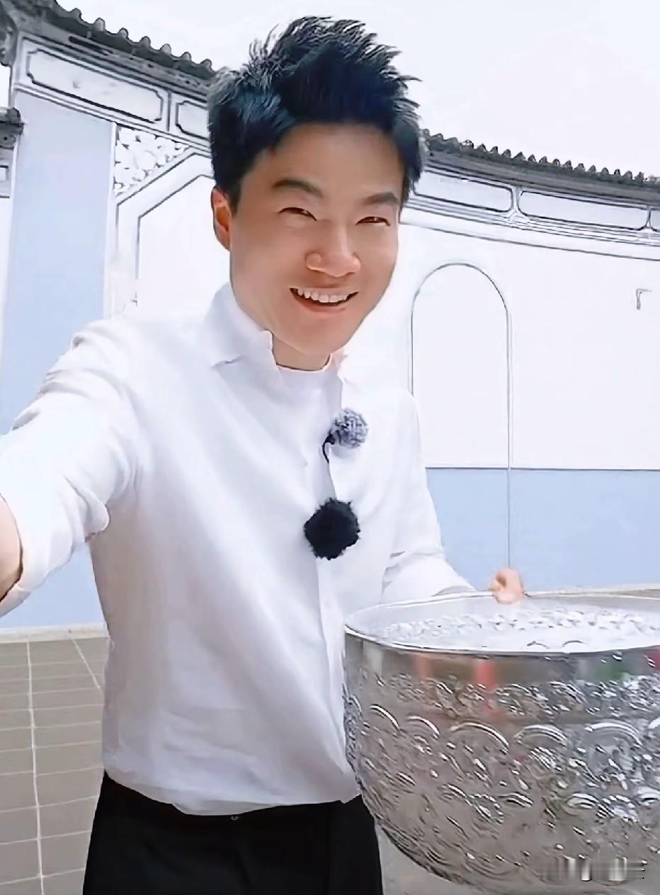 你这就观点多么狭隘，我们从小都会说“为中华之崛起而读书”，难道是每个人都会成为周