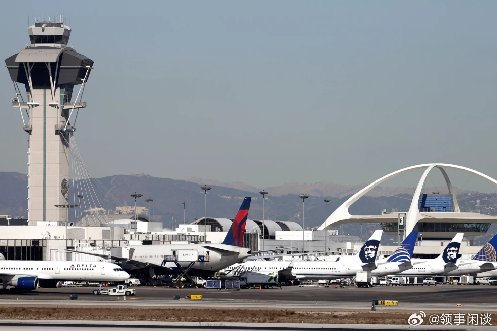 美联社电——据官方通报，一架联合航空波音787航班周一从洛杉矶起飞约40分钟后因