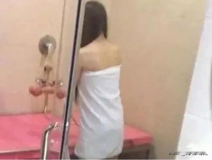 湖北恩施，一对男女谈好两千元的价格做一笔买卖，女的非要先见钱，男的表面答应暗地里