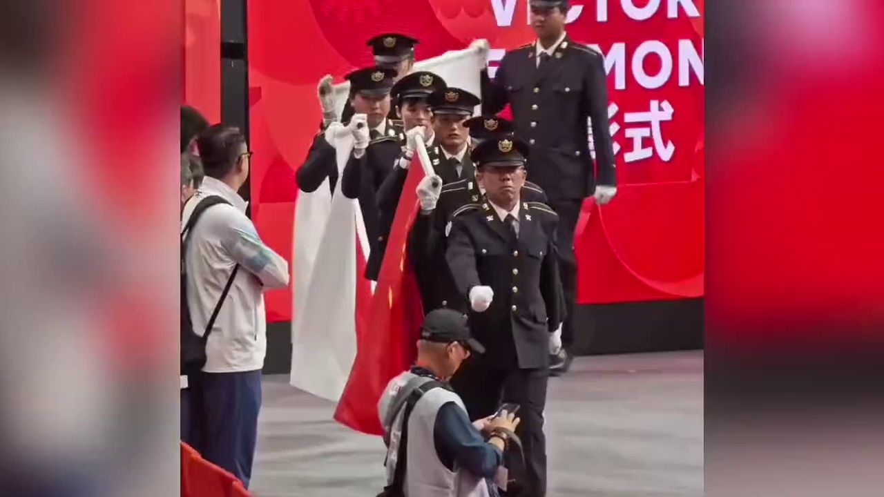 乒乓球男团颁奖仪式：中国队获银牌，王楚钦面色铁青全程无交流！