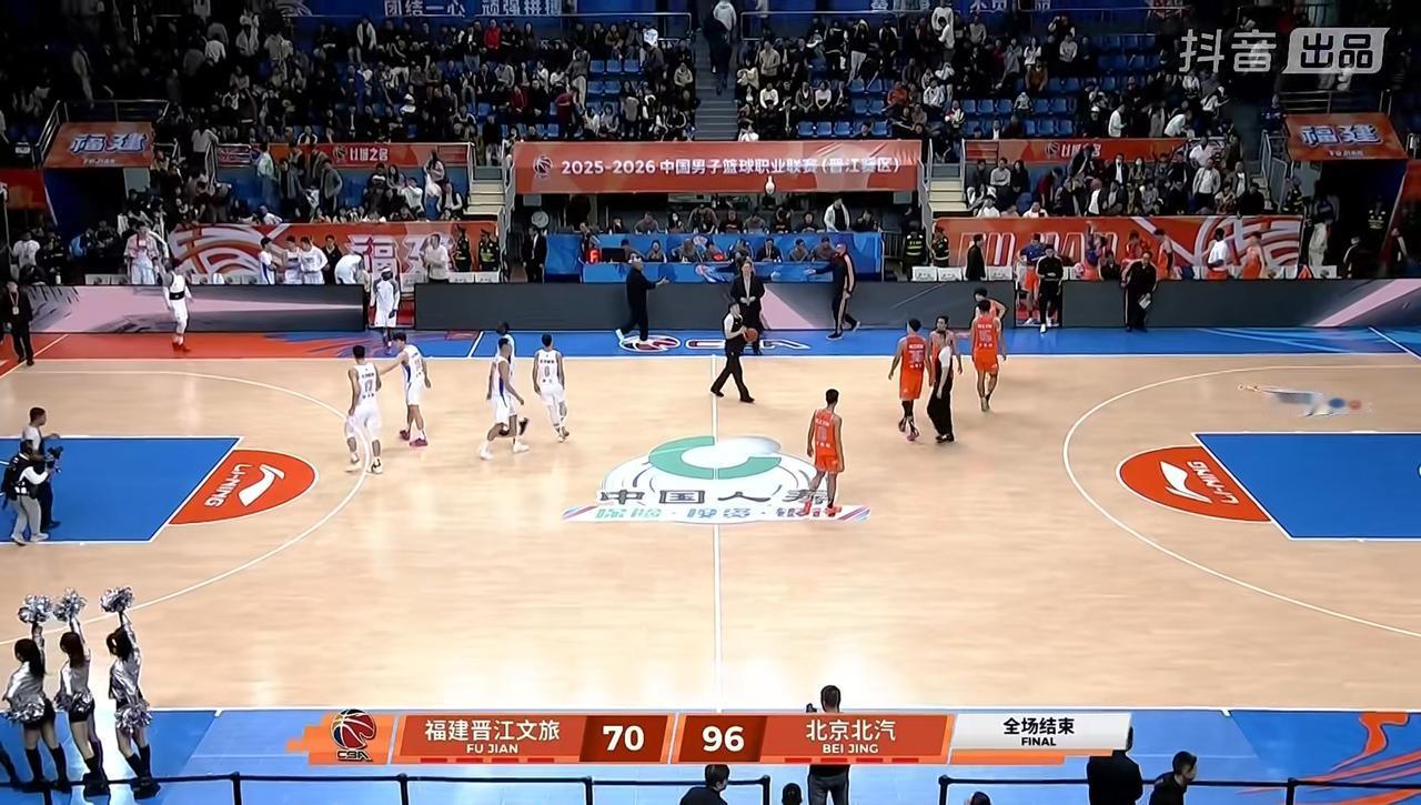 CBA常规赛的一场比赛，
北京——福建，
今年志在夺冠的北京男篮，
居然打出了单
