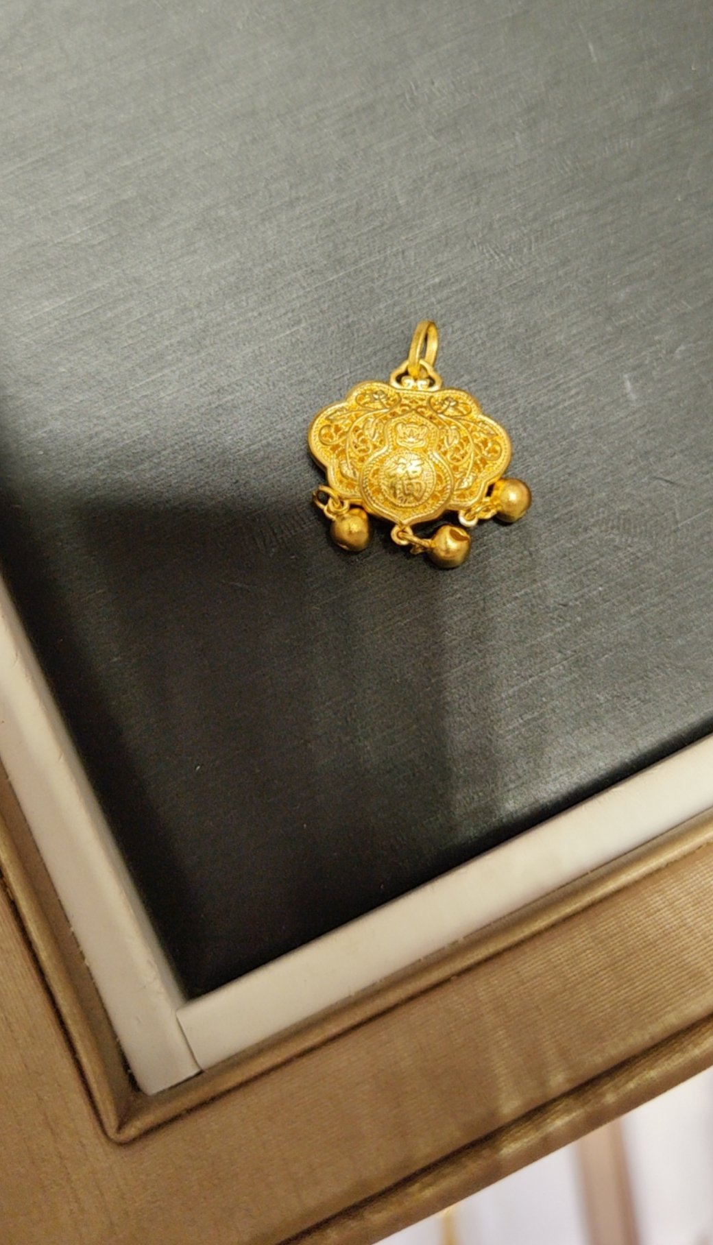 金价 金价这是又要涨了？还好上周买了两个小饰品～还是要给大家说一下，首饰黄金不适