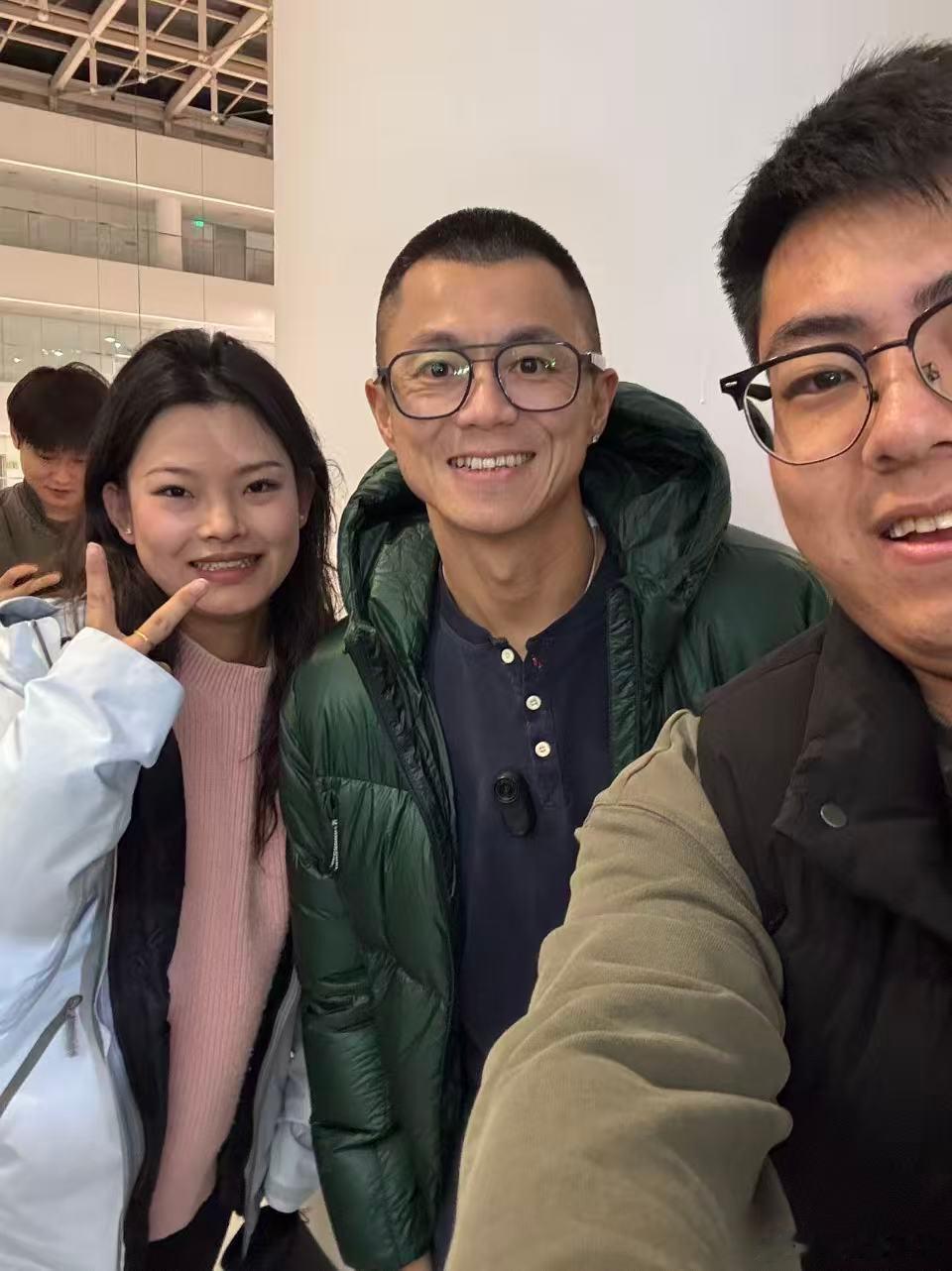看网上很多人说震哥要复出了这波我估计震哥流量会更炸！我猜测震哥依旧是微博汽车榜一