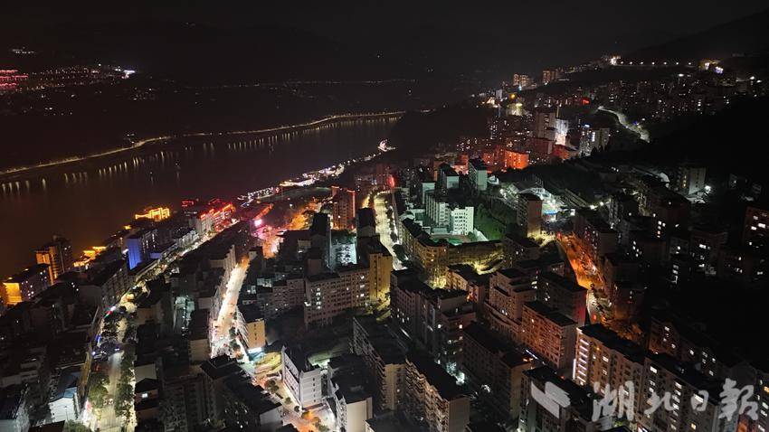 巴东：月洒峡江千叠银 璀璨霓虹暖山城
