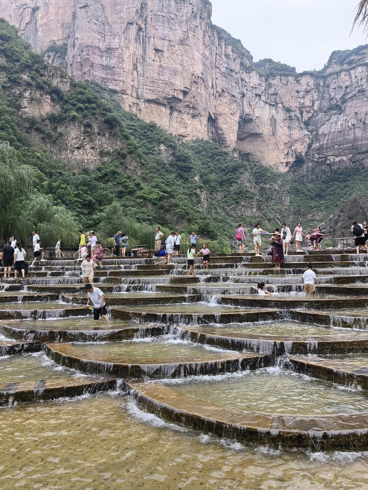 河南宝泉大峡谷，一个夏季度假玩水的好地方，这里有第一无二的上山索道，还有最高的洞