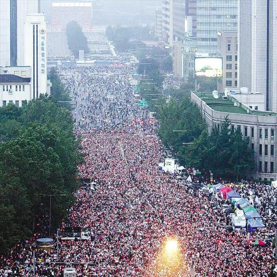 韩国反华游行几乎成为了家常便饭，这就很难让人理解，我们又不是侵略他们的日本，至于