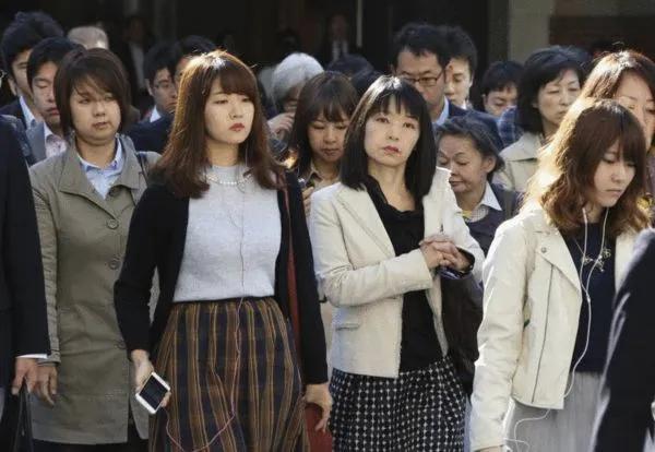我国的青年会不会像曾经的日本青年一样成为窝居族？这个可能性是有的，细数两国的发展