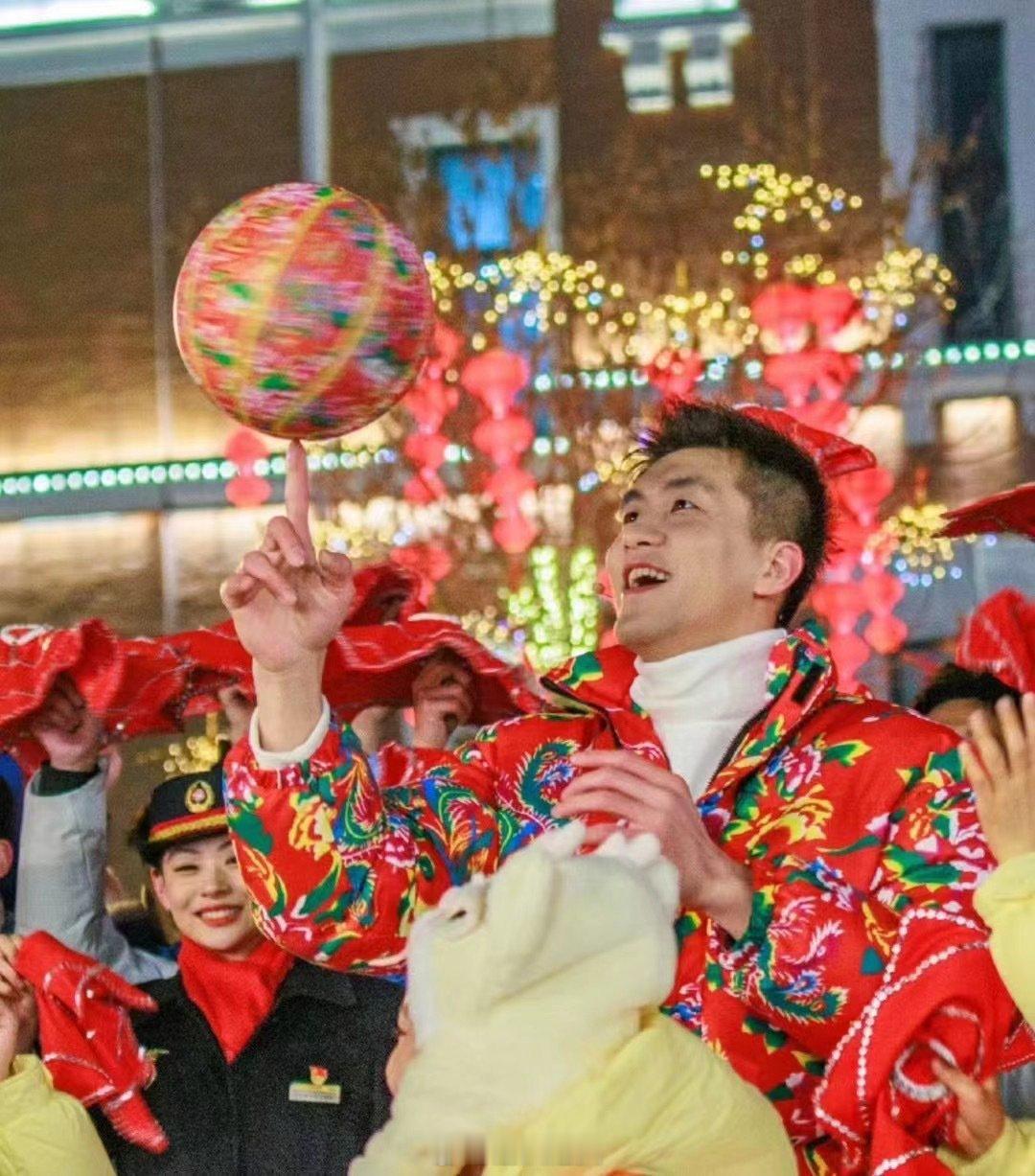 #郭艾伦[超话]##郭艾伦春晚表演转球##央视春晚# ​​​我的春晚已经看完，郭