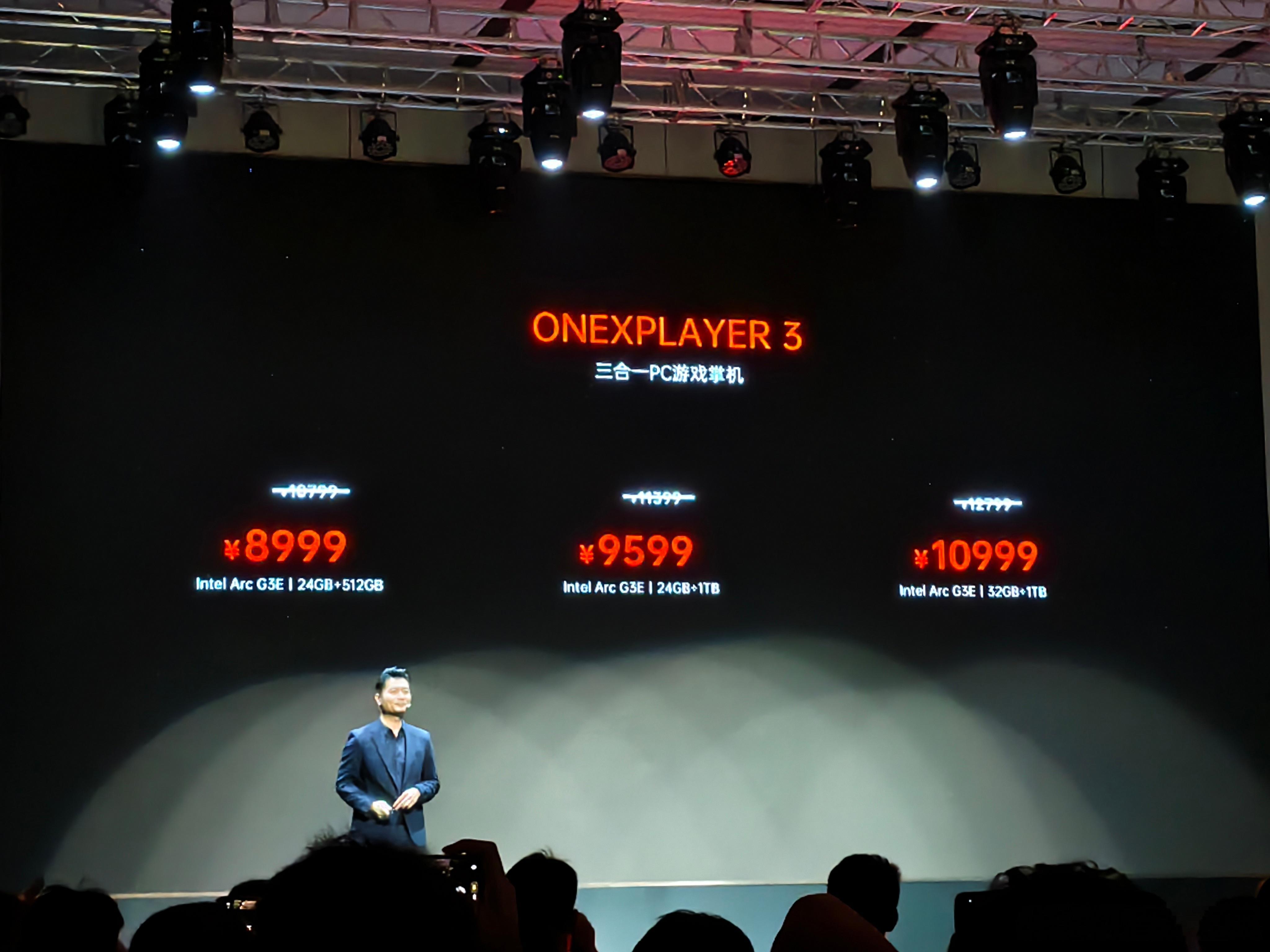 OneXPlayer 3是本次发布会主推8.8英寸旗舰三合一掌机，可拆卸手柄支持