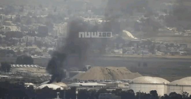 海法炼油厂这下算是废了！

海法港沿岸，几台消防车仍在厂区外围待命。
 
穿着防