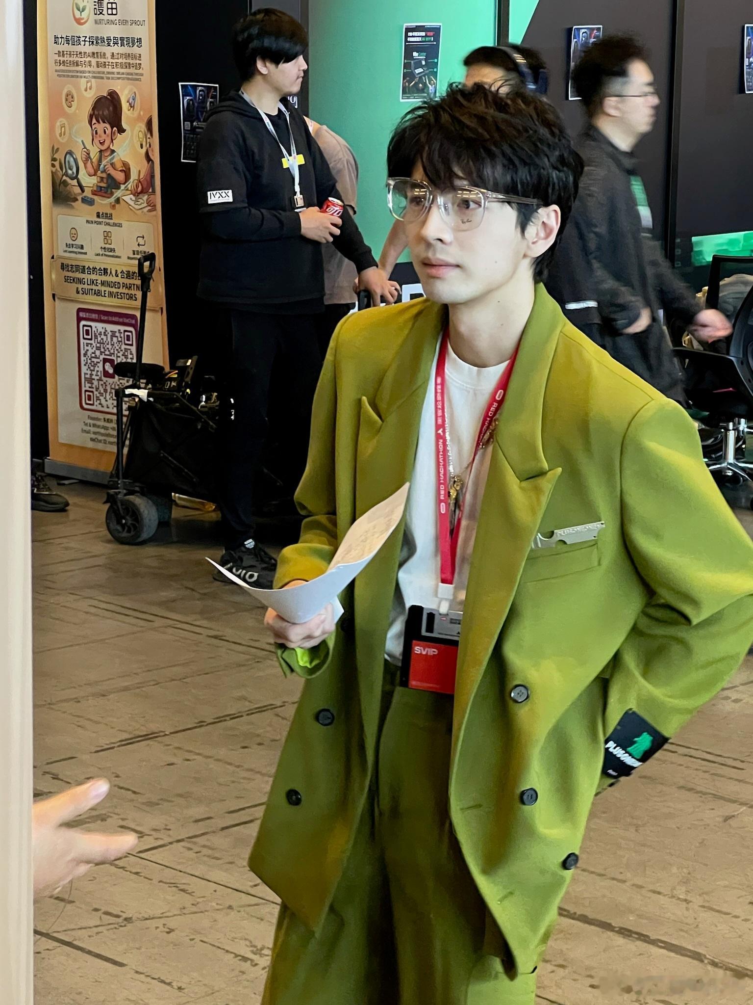 蒲熠星大赛现场重回十年前蒲熠星南大校草限定回归 现场沉稳输出，点评专业细致。梦回