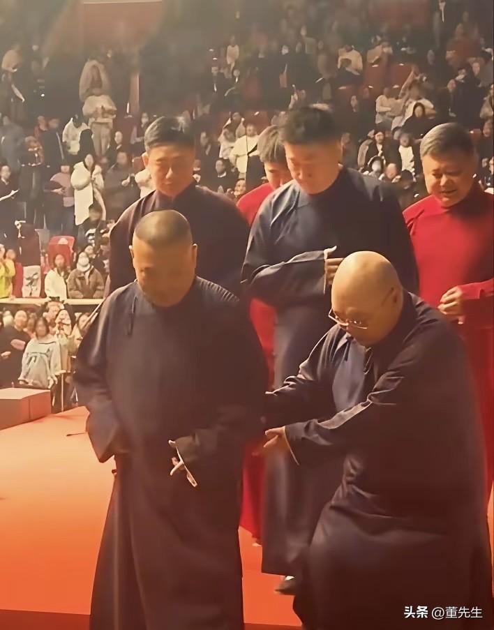 网友晒出郭德纲演出下台的照片，
这两天在网络上吵翻了天。

首先领头批评的就是杨