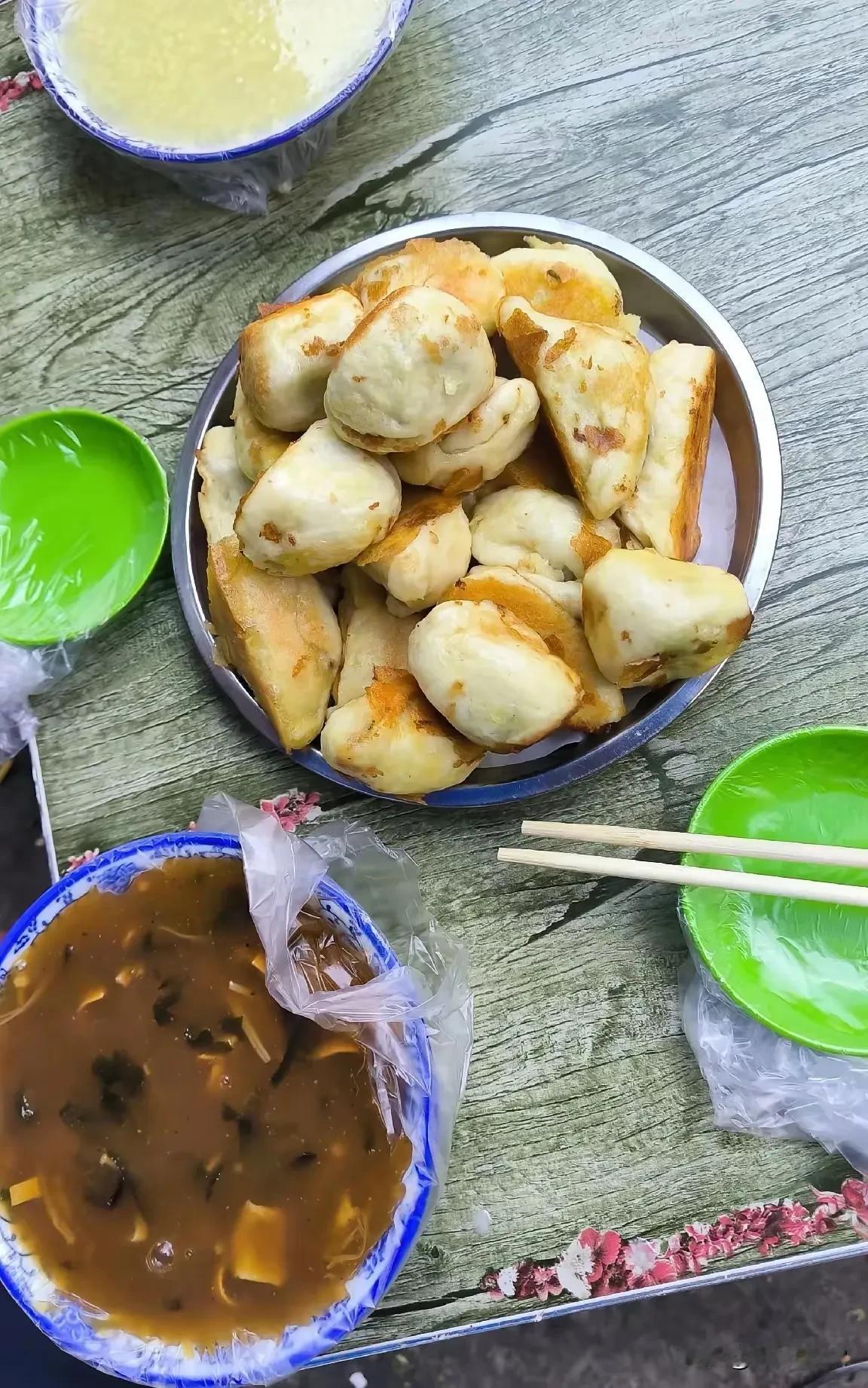 水煎包
胡辣汤。
美味又营养。
现在每一天都不知道吃啥饭
工作餐真是吃腻了。
换