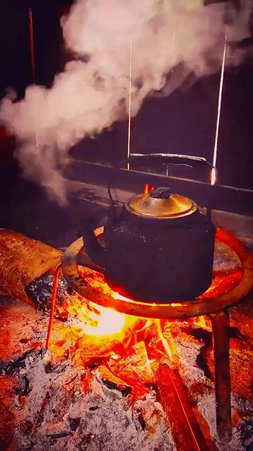 炉火上的食物渐渐散发出诱人的焦香，与茶的清香交织在一起，构成了冬日里独有的温馨氛