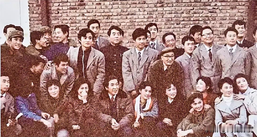 仔细一看，这张80年代珍贵老照片中，后排就认得出目若朗星，气宇不凡的唐国强，前面