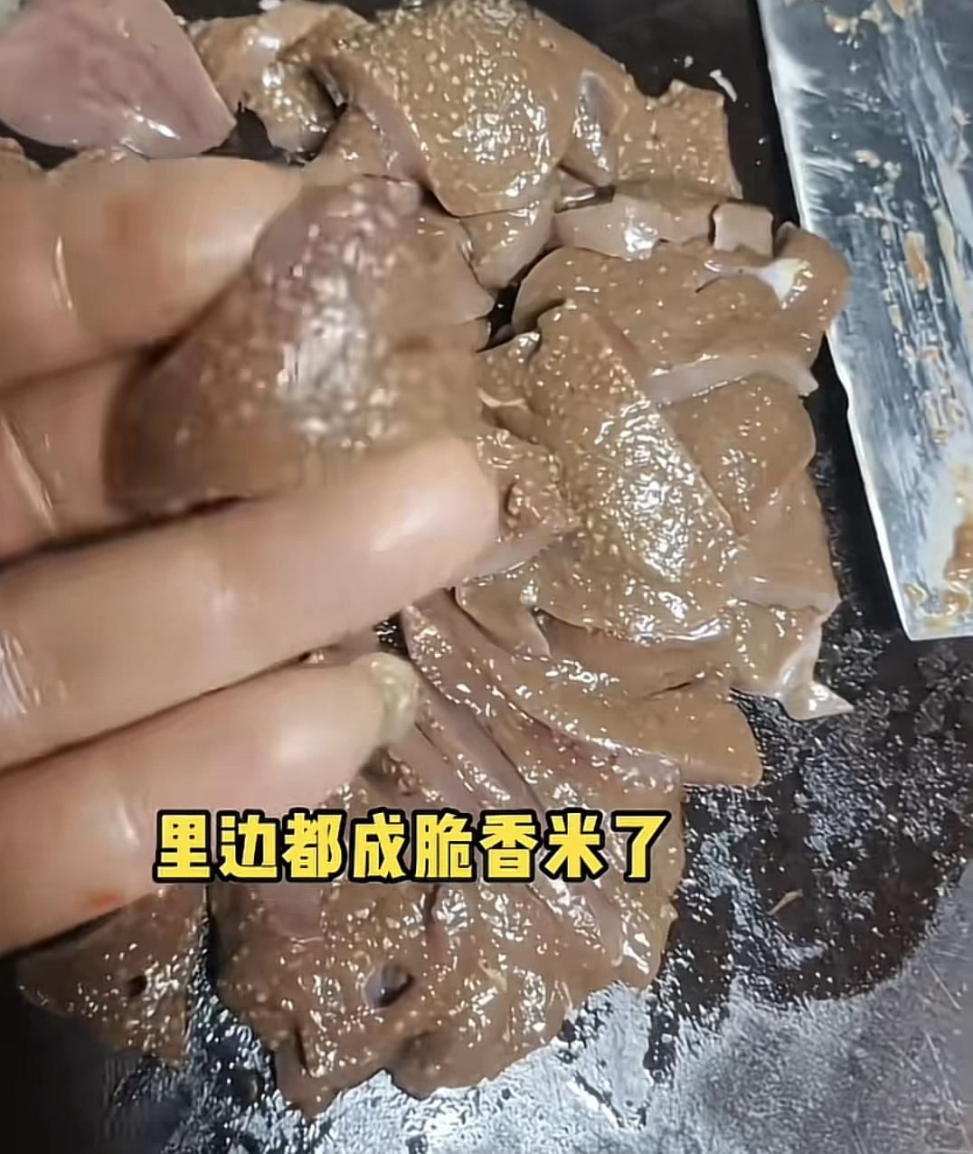 前有被鲨鱼咬完不听劝不及时去治疗的的女生。后有买到包虫猪肝的“老实人”还在跟网友