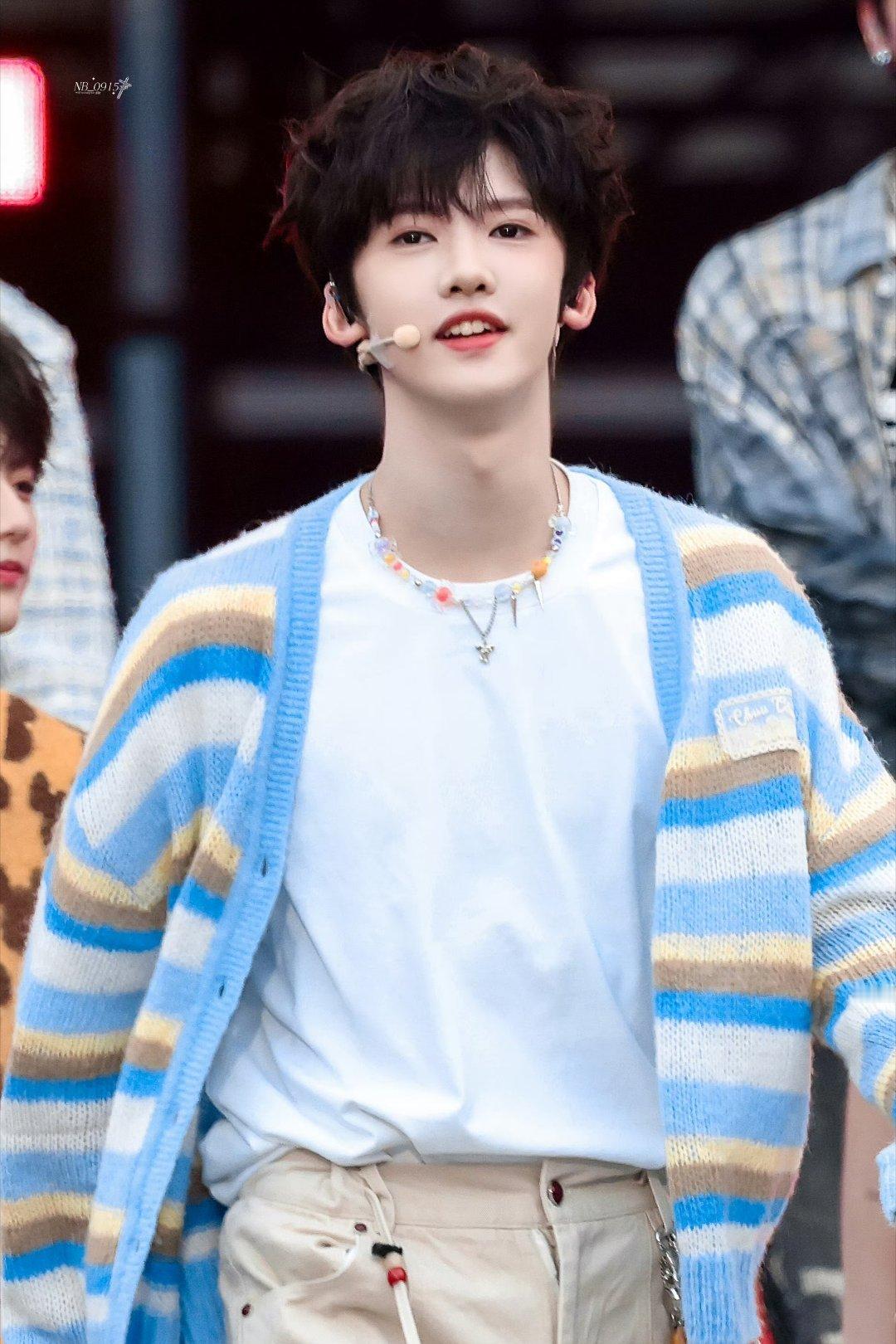 张奕然小卷毛造型诶呀！张奕然好可爱的元气小卷毛🤲今天完全是蓝莓味儿的气泡水🫧