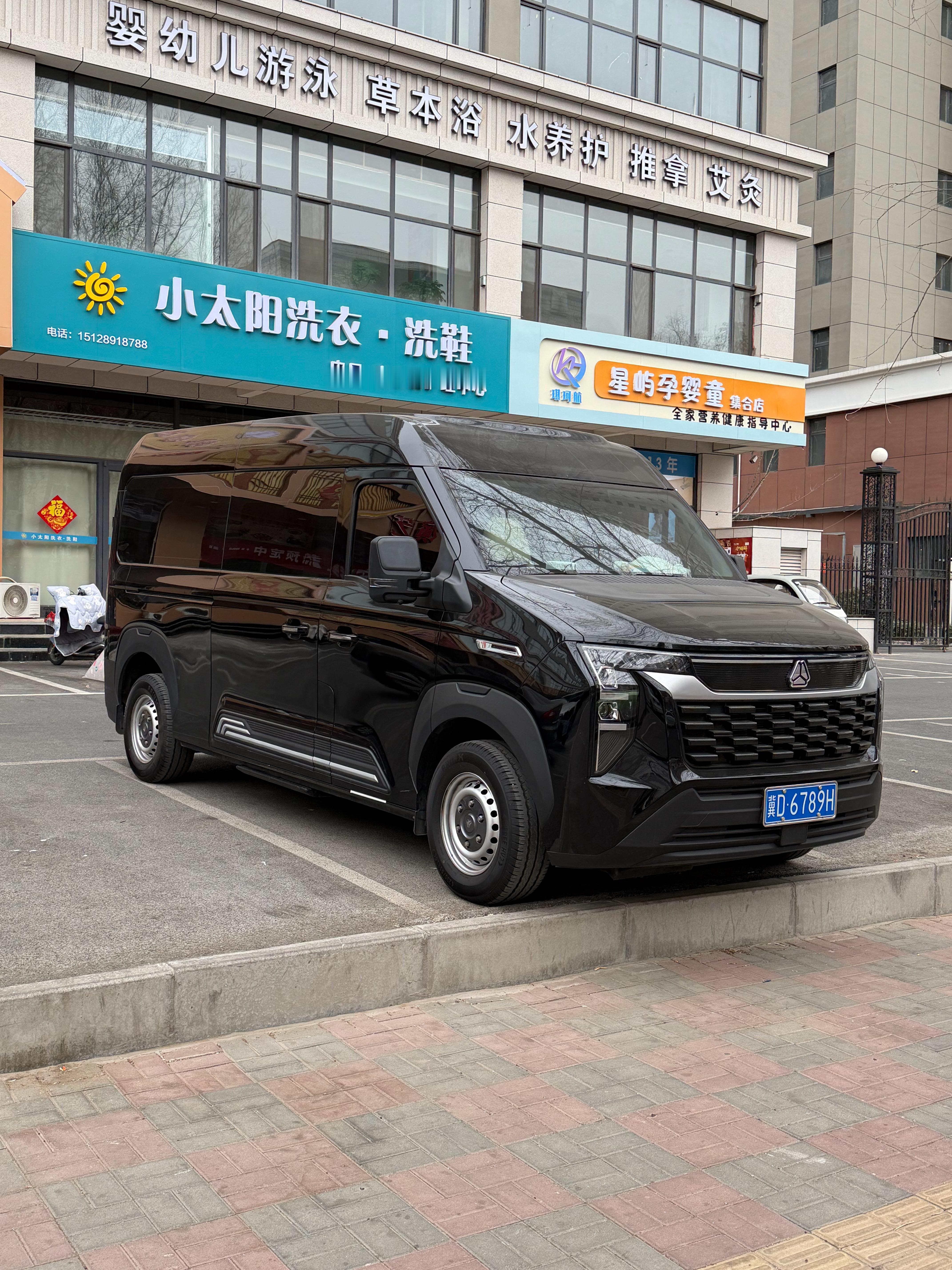 去年在贵州我就看到了这款车好像也不算MPV，这算啥，算箱货吗？我亲戚好多干重卡生