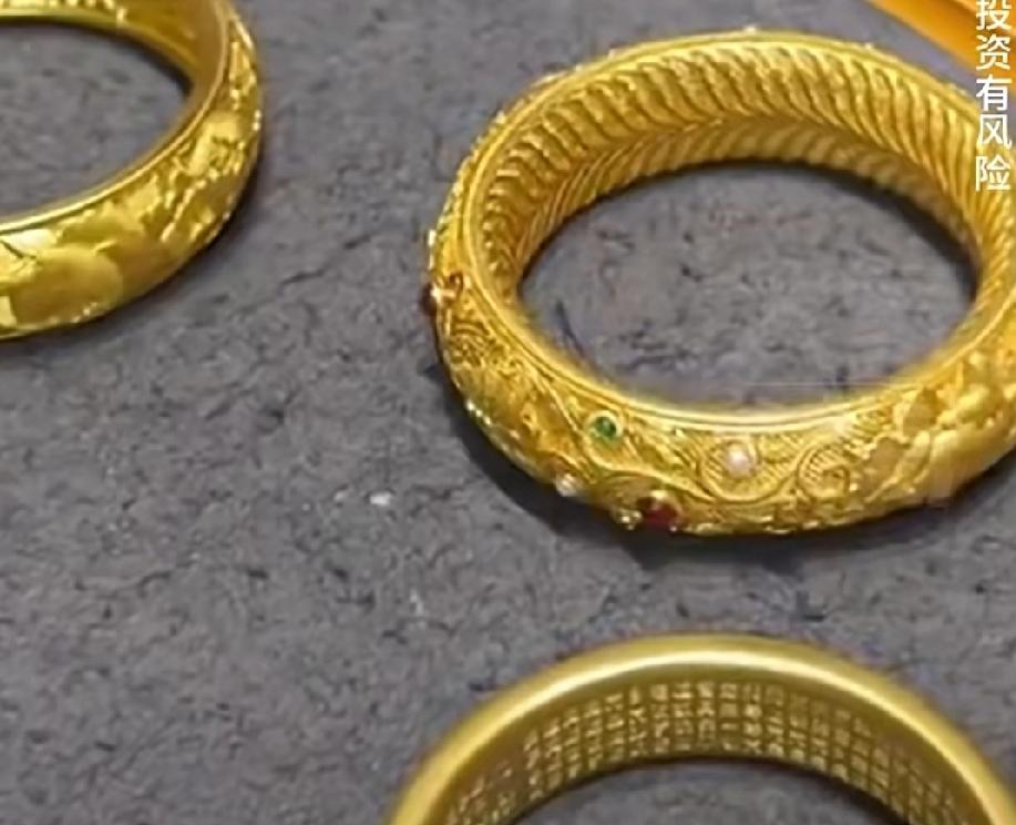 黄金价格持续走高，1月28号，国内品牌金饰价格每克已突破1600元，记者在郑州多