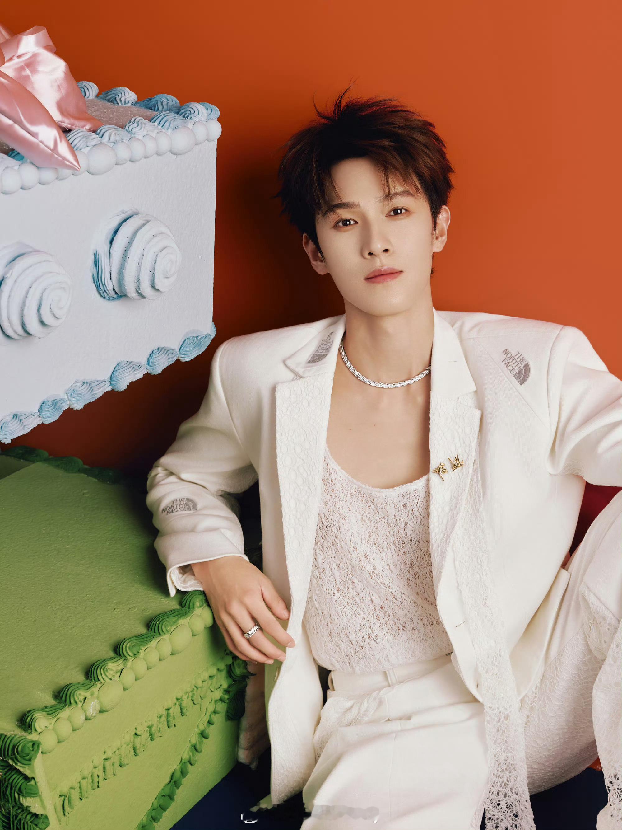工作室发了李昀锐十宫格生日照他身上展示位全满👏小林生日快乐🎂 