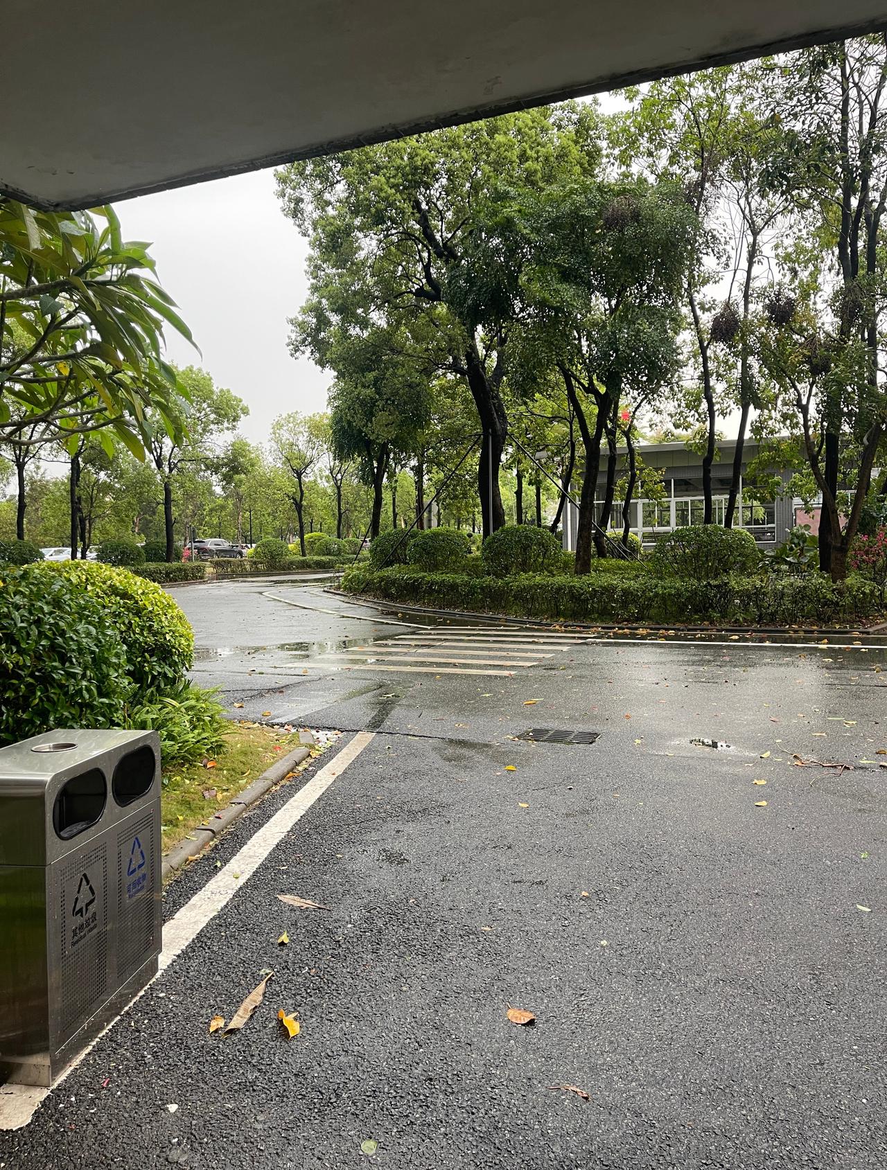 这不是单一事件，而是行业积弊的缩影：一边是业主抱怨服务缩水——卫生敷衍、安保松懈