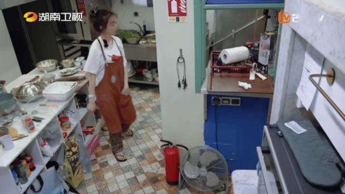 姜妍[超话]在姜妍身上看到了中餐厅的担当 看姜妍处理问题突然觉得：中餐厅的魂就是