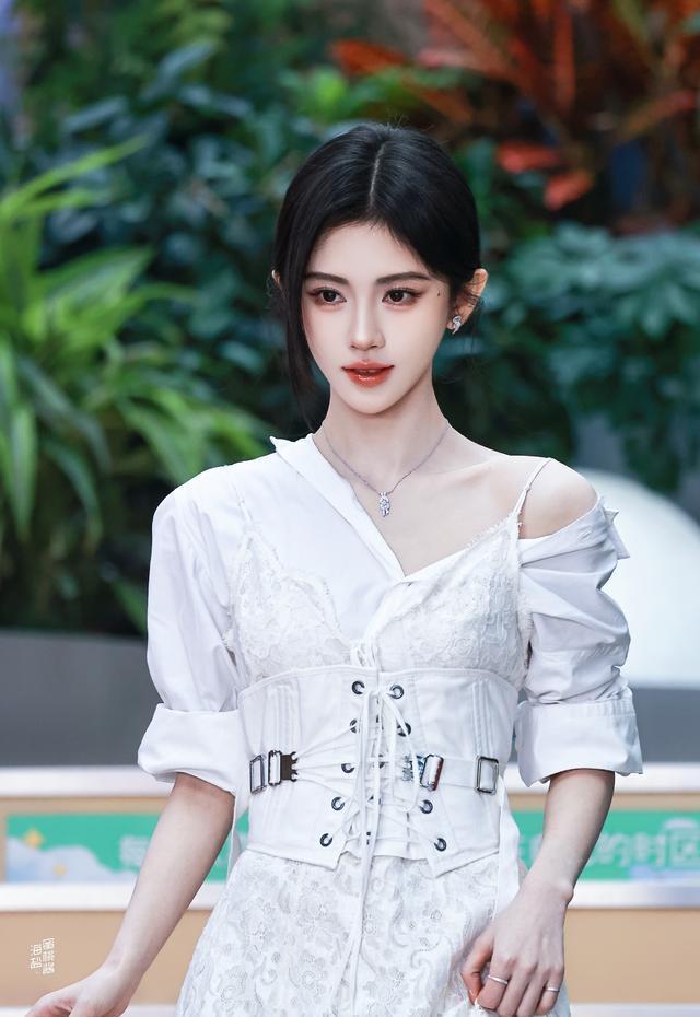 鞠婧祎这组《月鳞绮纪》路透一出来，我觉得吧，大家关注点又跑偏了，满屏都在夸“颜值