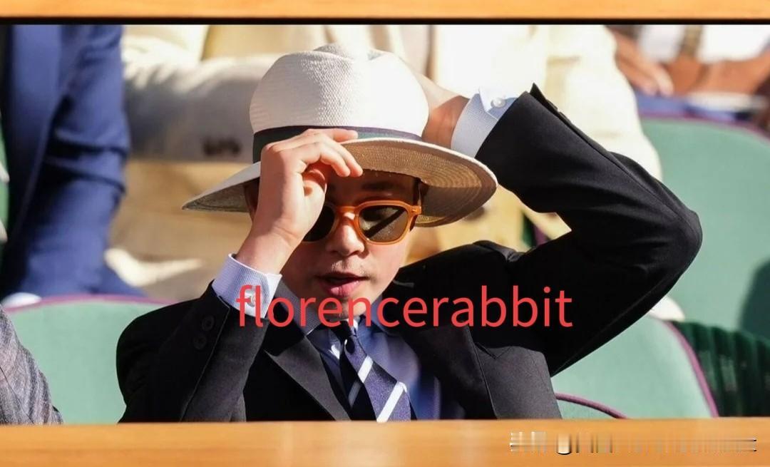 乔治王子逗夏洛特公主和妈妈哈哈大笑❗️
骄阳似火的温网会场，皇家包厢里的男士一律