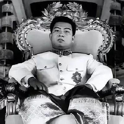 1941年的金边王宫，19岁的西哈努克刚登基不久。庆典上，他目光落在蓬珊莫尼公主