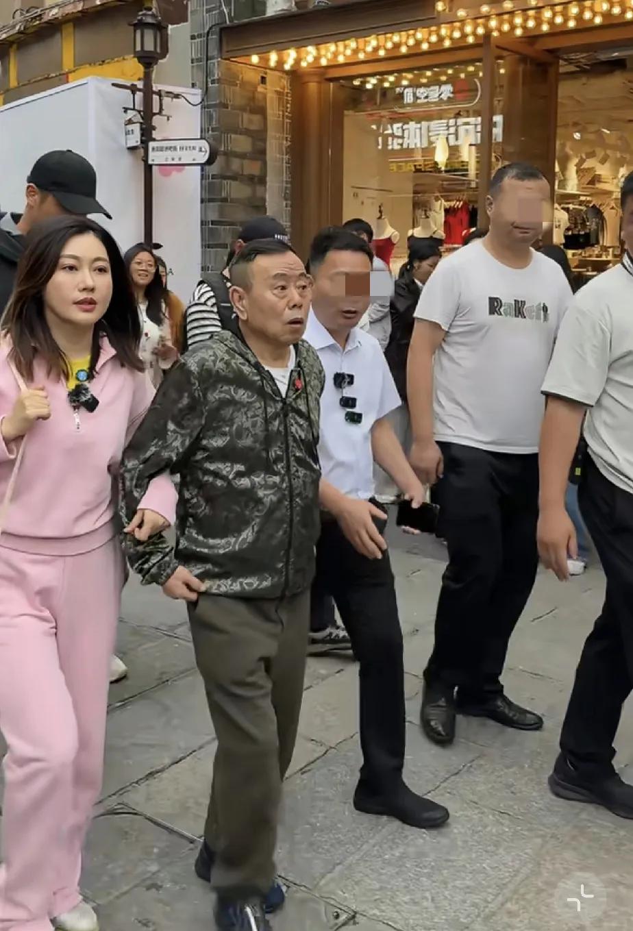 网友偶遇潘长江老师，
太显年轻了吧，
一点都没变化，
而且旁边的女儿是真的漂亮。