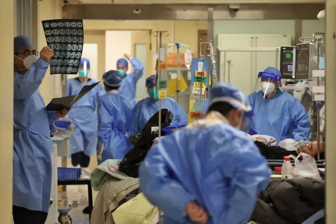 医生轮番休假，按时下班，这在以前极为罕见！[围观]#医疗反腐# 据这名三甲医院医