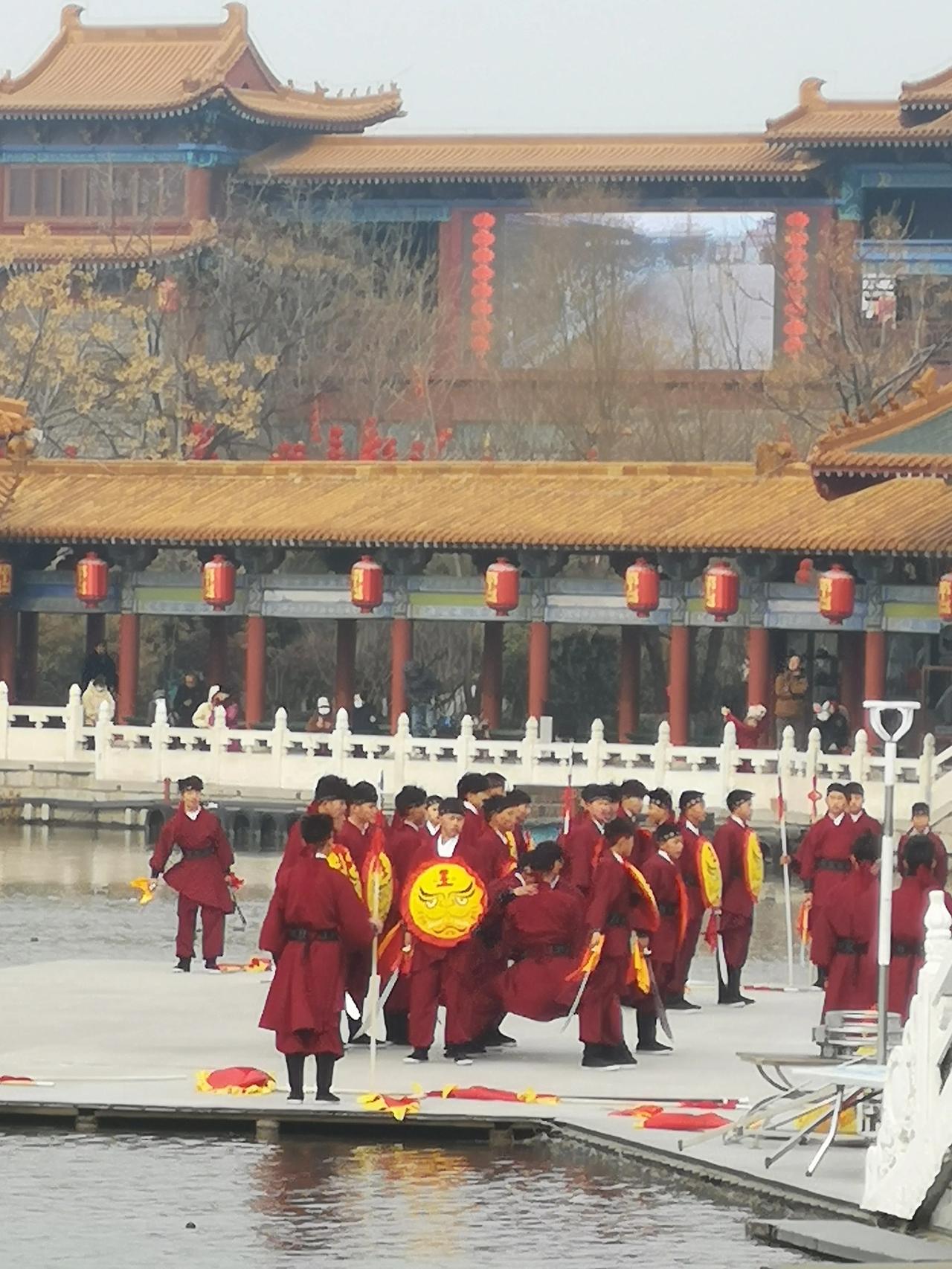 春节期间，本想去开封的清明上河园欣赏美景！
可走到一看：景区里人山人海，摩肩接踵