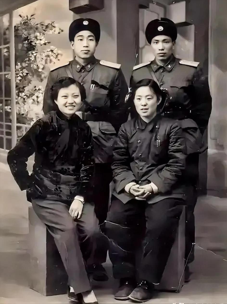 50年代，两个军人家庭，一张珍贵的合影，照片中两位军人穿着“五五式军装”，看起来