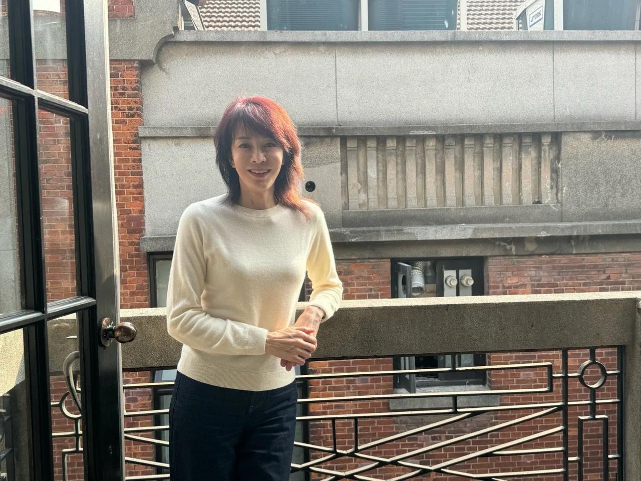 香港女星郑裕玲晒上海旅行照，分享美食和美景。66岁的郑裕玲身材保持的很好，气质淡
