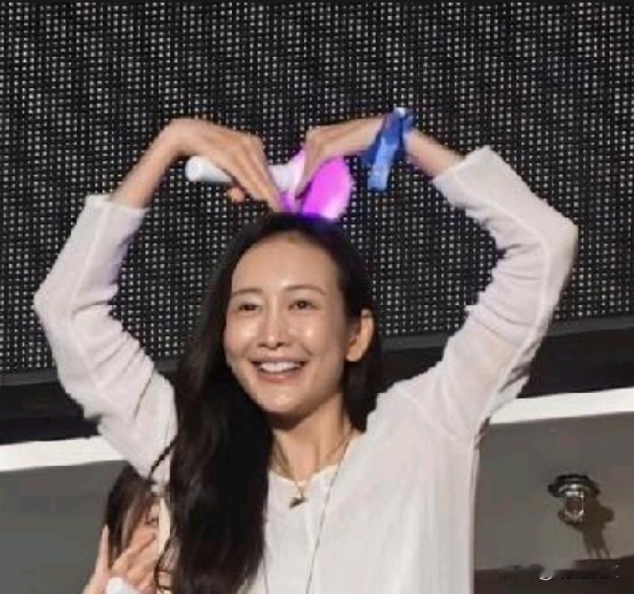 王鸥这次估计肠子都悔青了！不是后悔没化妆，也不是后悔被拍到大
王鸥去那英演唱会素