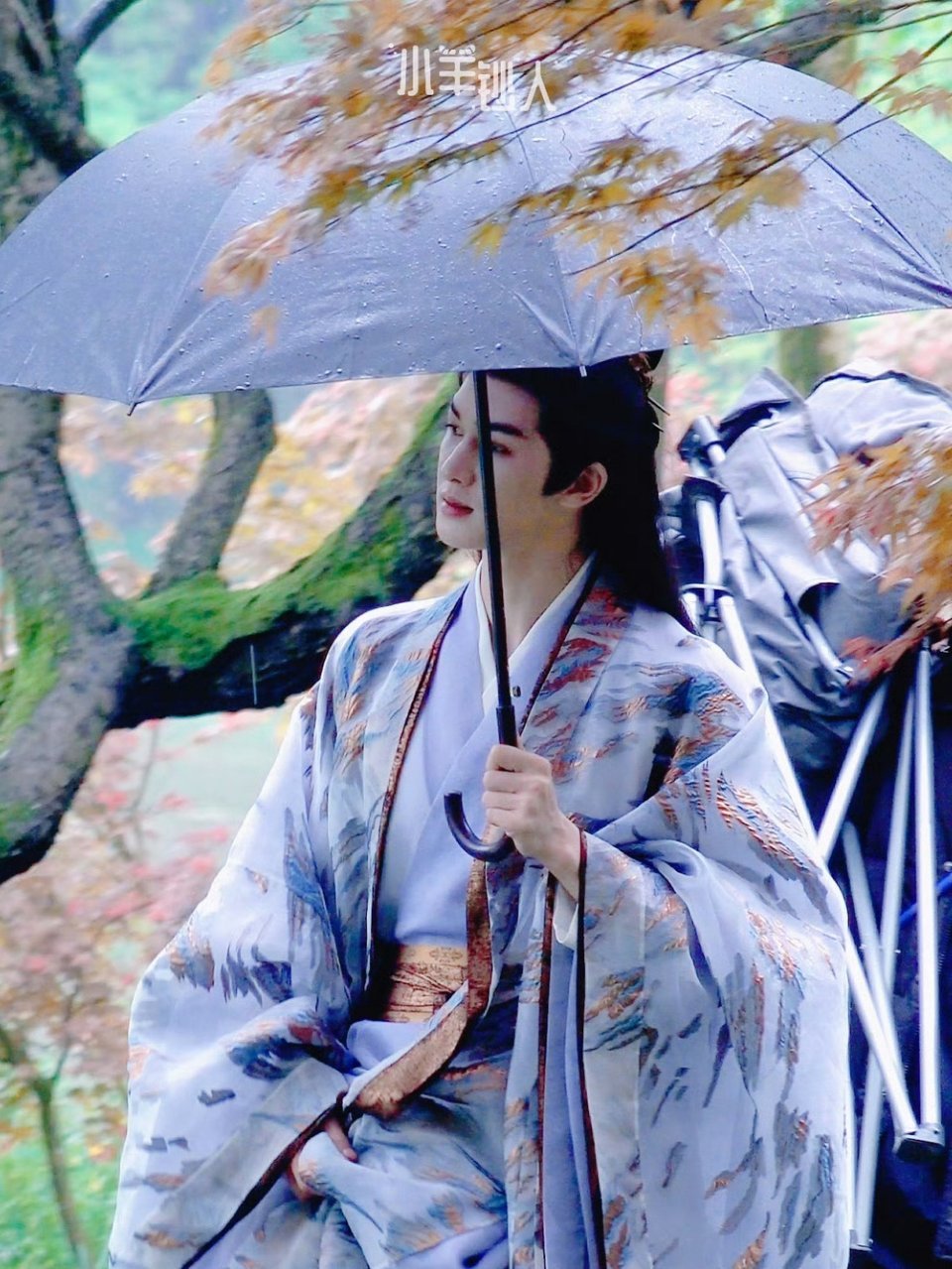 朱正廷子夜归撑伞路透，来审判一下帅哥 ​​​