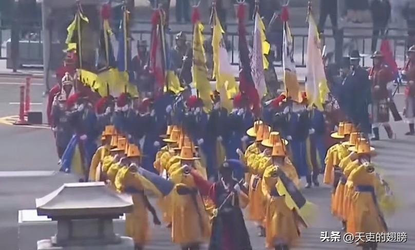 法国的马克龙去韩国访问，李在明在欢迎仪式上不是演奏欢乐曲，而是奏哀乐，仪仗队打着