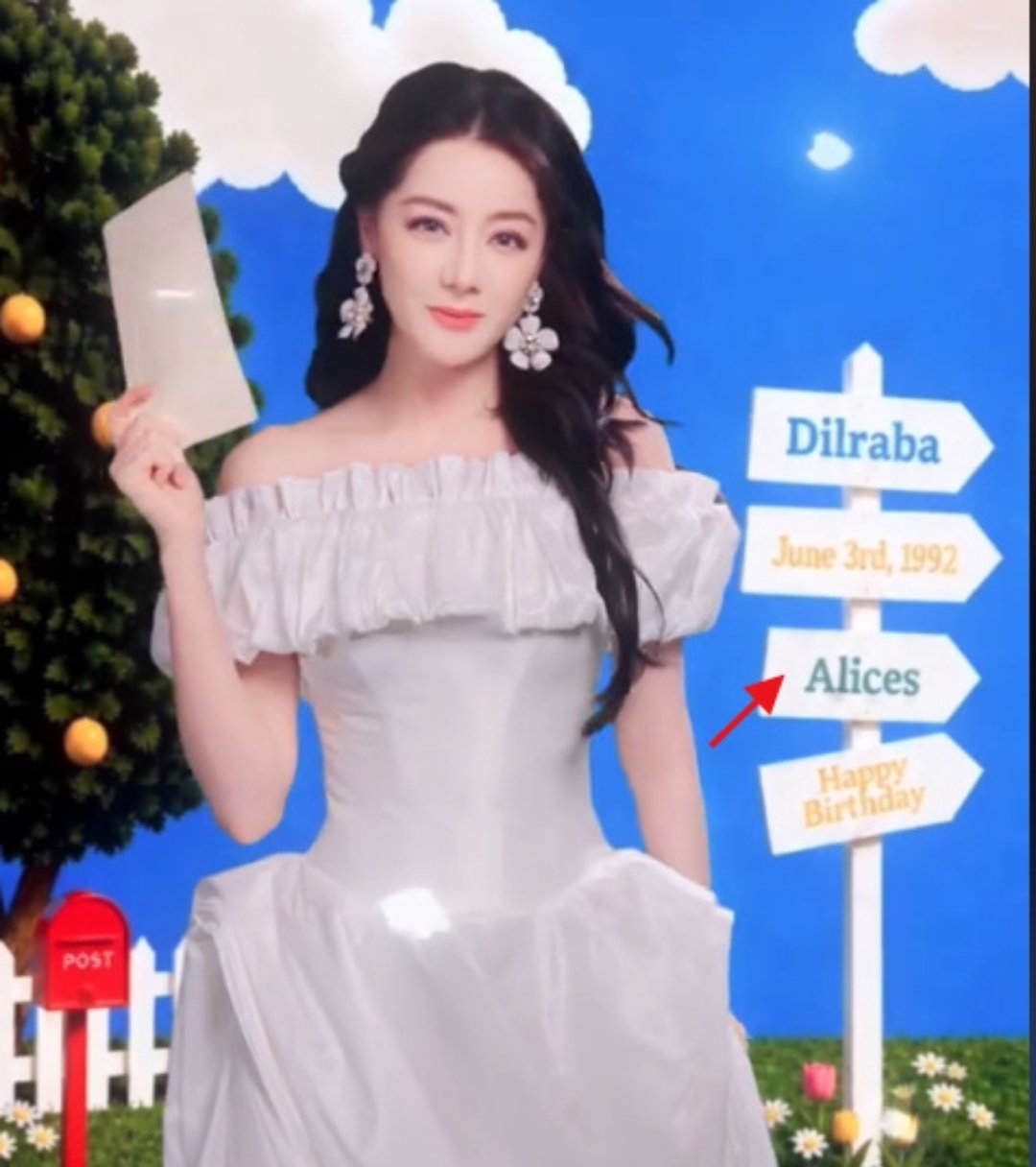 迪丽热巴背后的立牌有Alices生日当天看点满满，迪丽热巴一边以身后Alices