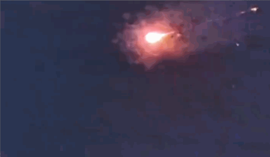 潍坊这个不明飞行物不就是典型的拦截试验吗，画面中出现了明显的两个物体碰撞的现象，