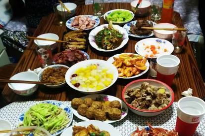 人到中年，挣扎在各种求而不得的世俗欲望里，唯有食欲是最容易得到的，也是最解压的。