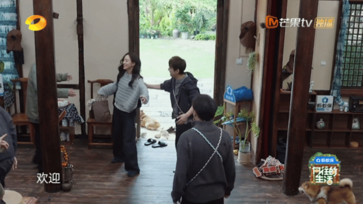 钧甯姐姐是来蘑菇屋开同学会的吧！从黄老师、何老师到彭彭、子枫，问候语全是“好久不